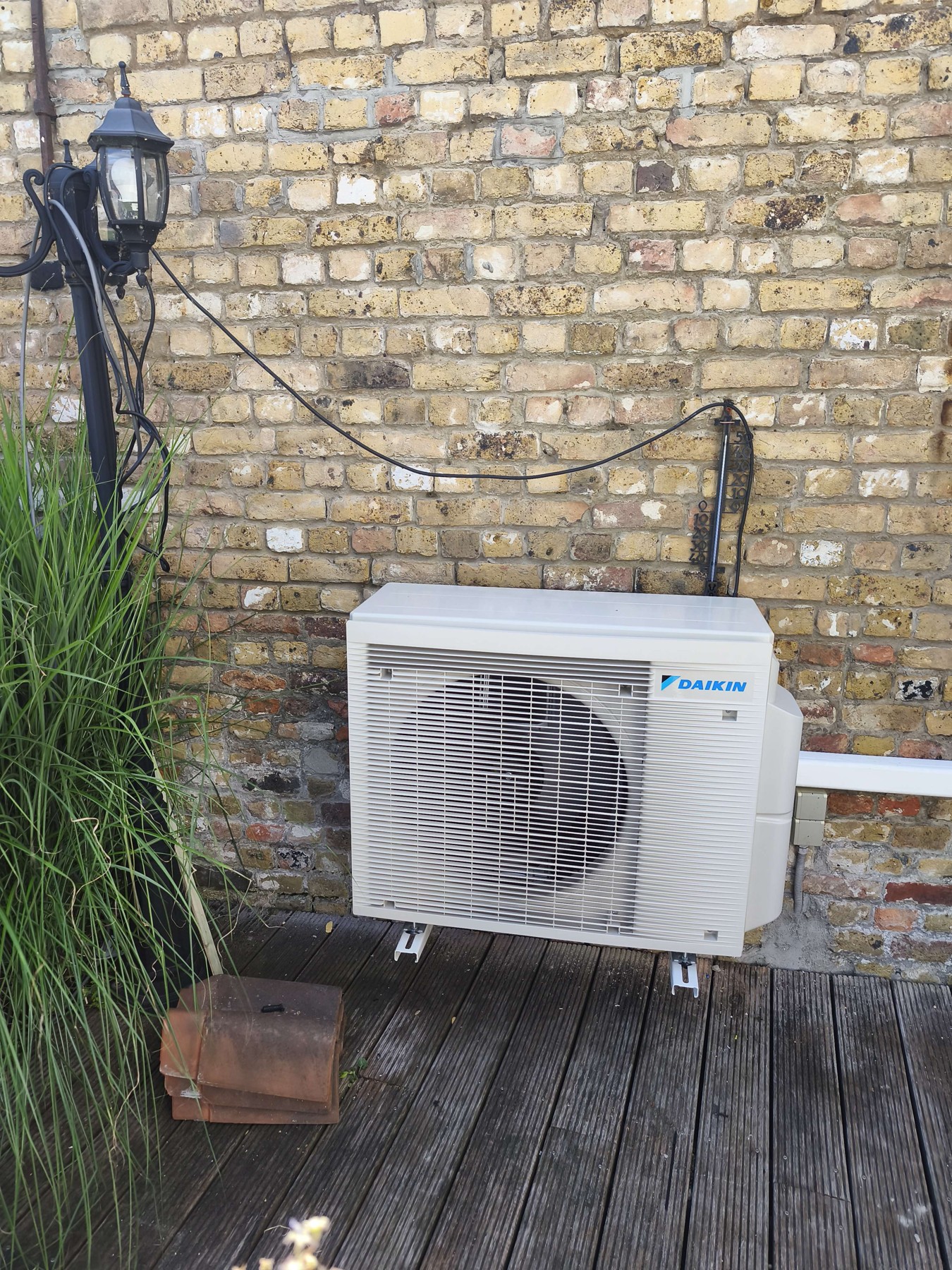 Daikin Comfora-buitenunit bij de bakstenen gevel